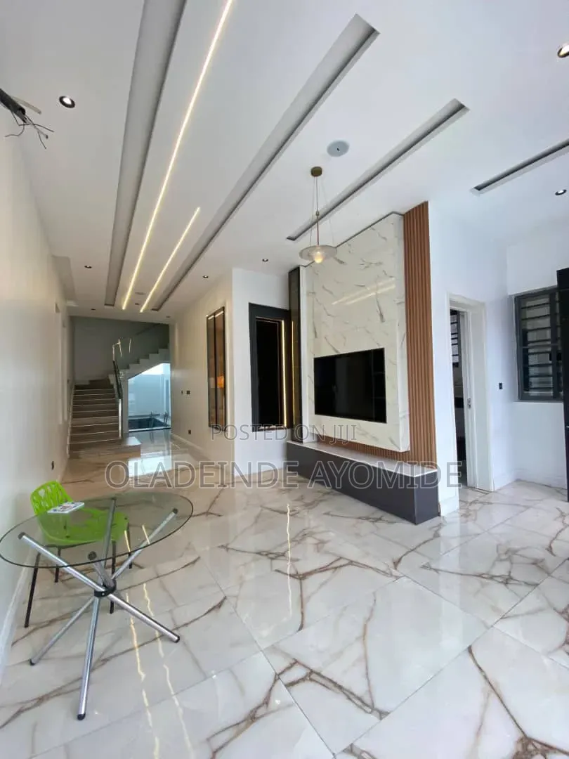 5bdrm Duplex in Chevron for sale in Chevron