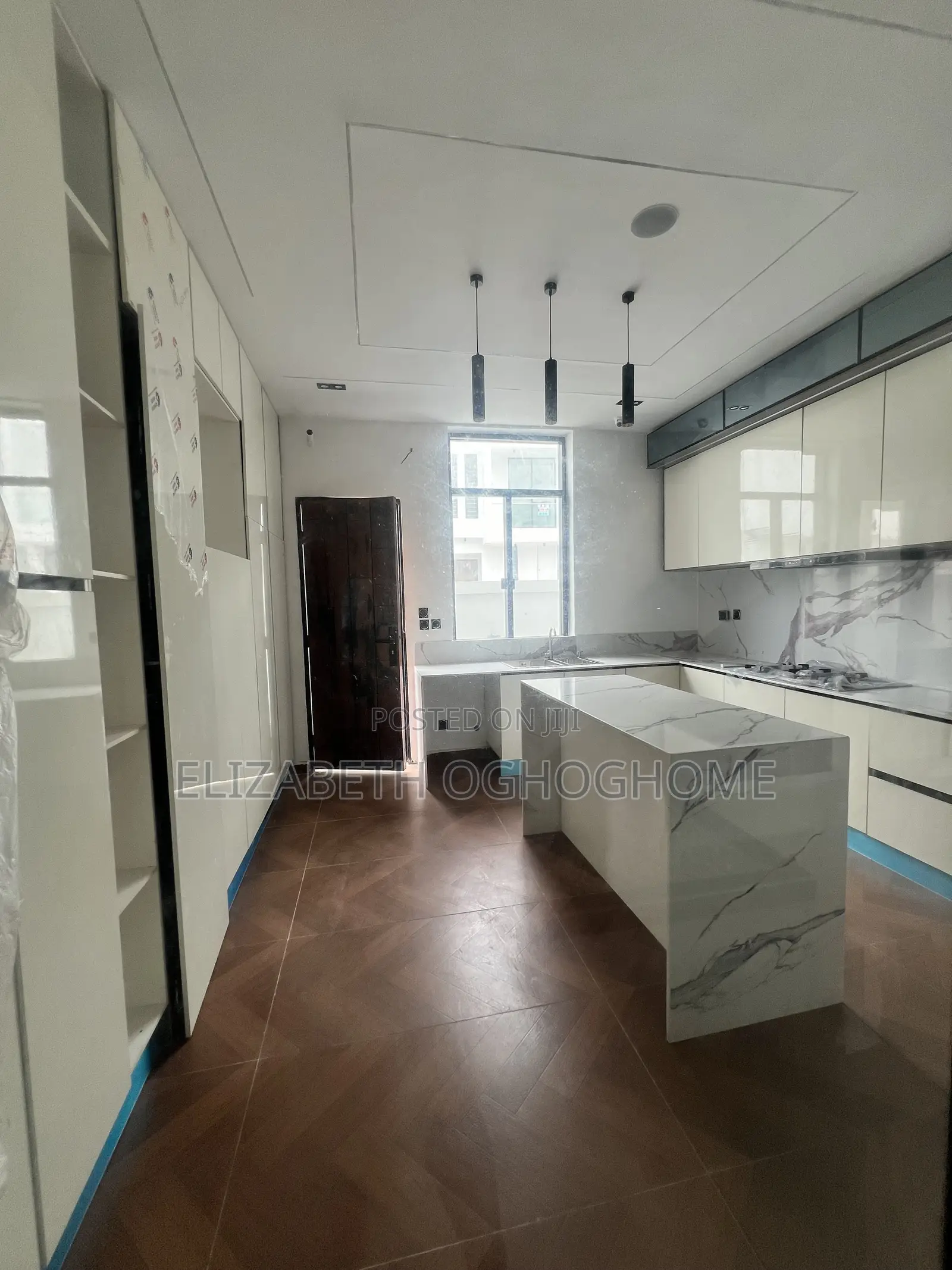 5bdrm Duplex in Chevron for sale in Chevron