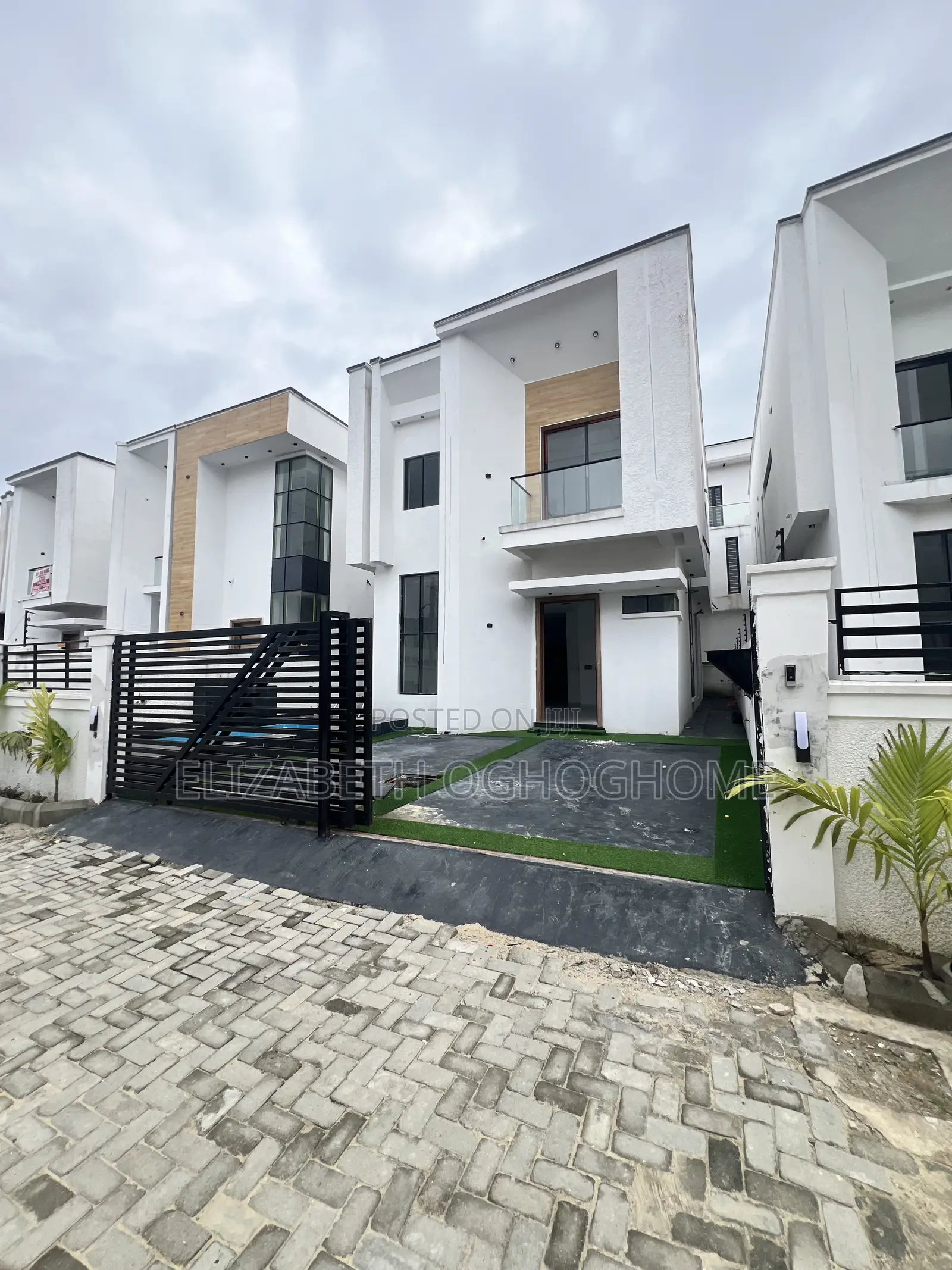 5bdrm Duplex in Chevron for sale in Chevron