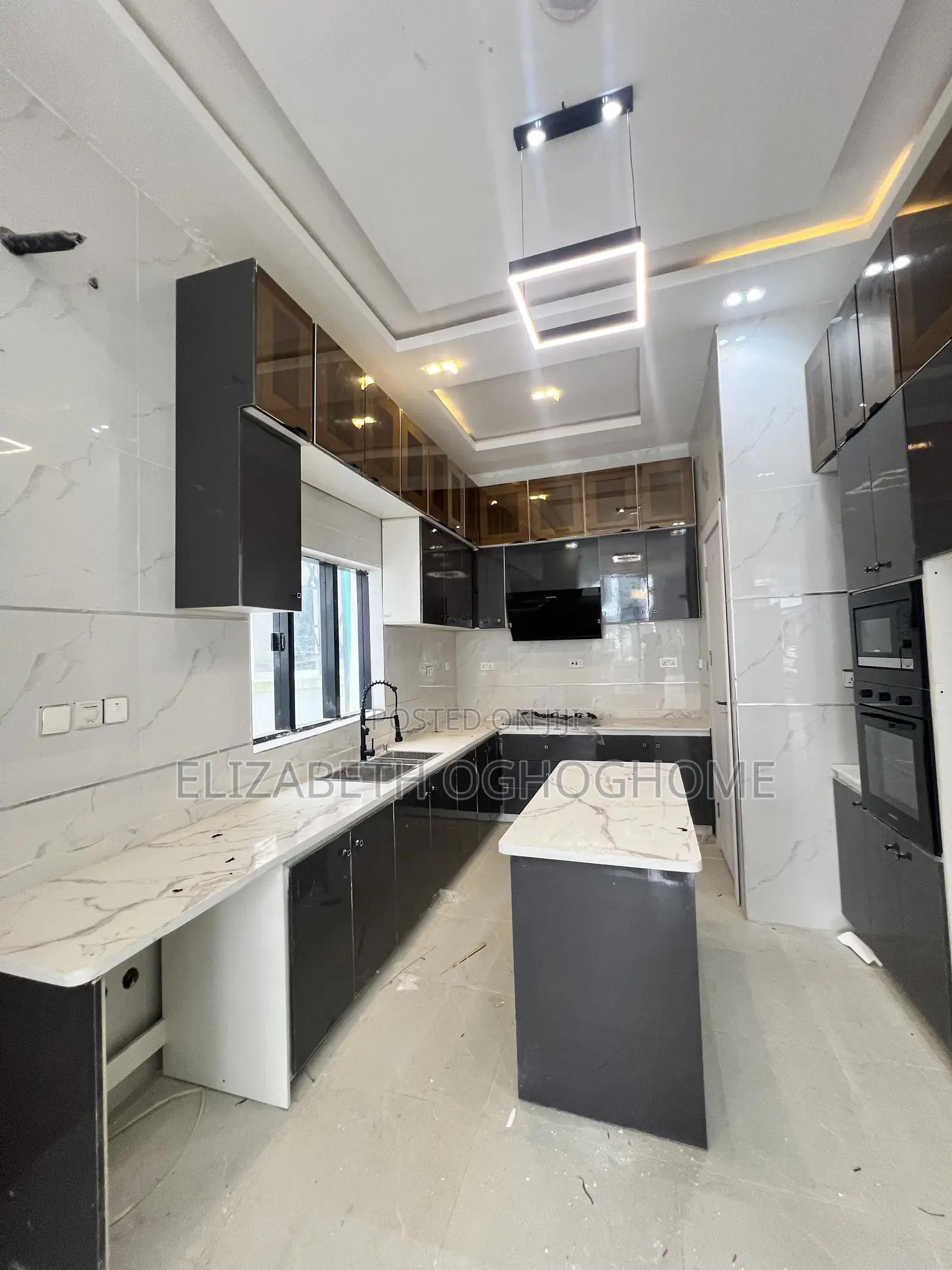 5bdrm Duplex in Chevron for sale in Chevron