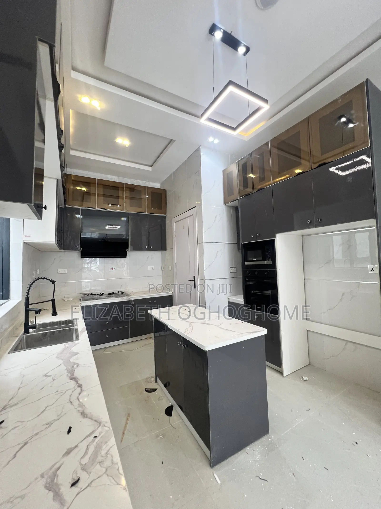 5bdrm Duplex in Chevron for sale in Chevron