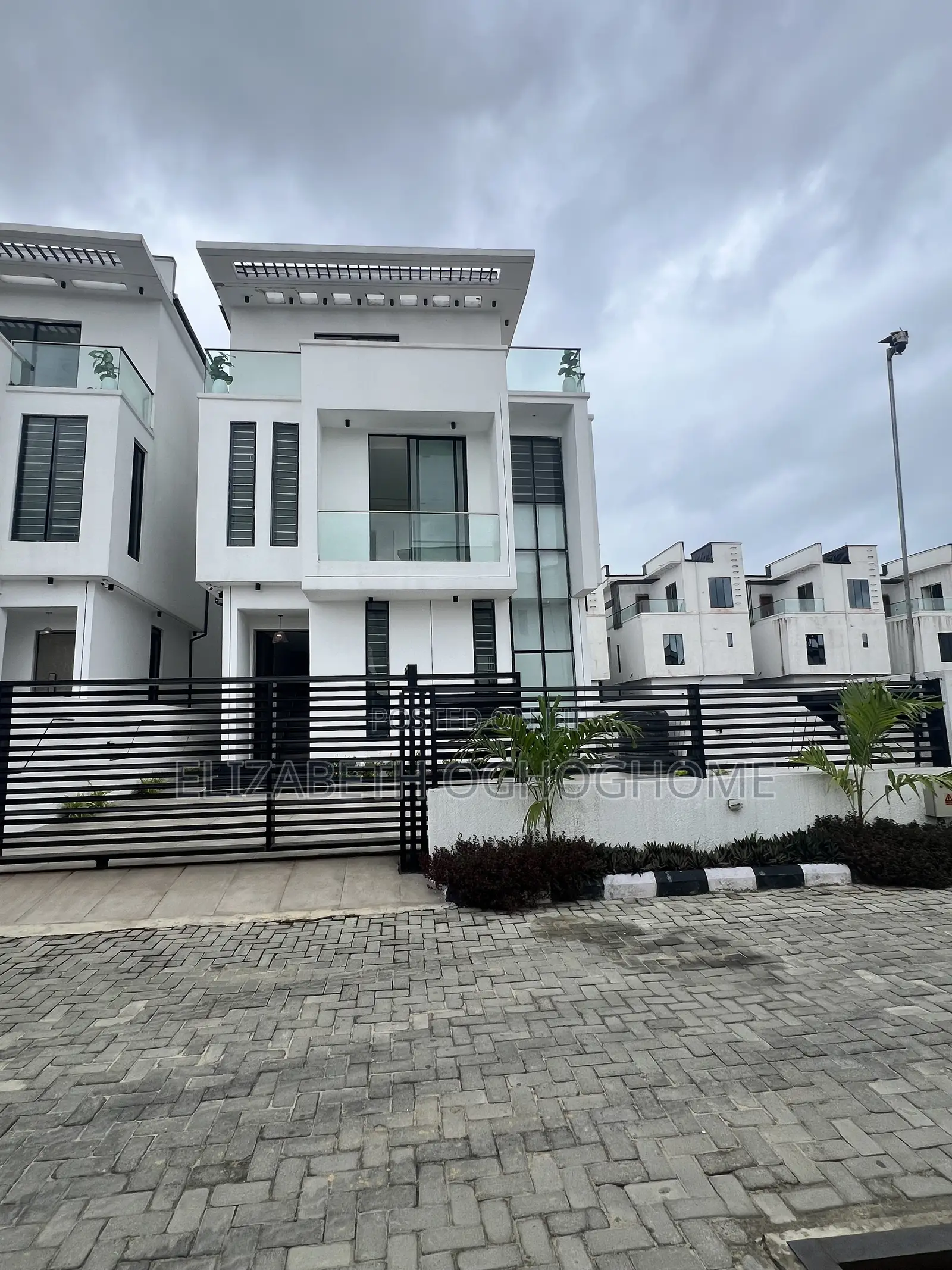 5bdrm Duplex in Chevron for sale in Chevron
