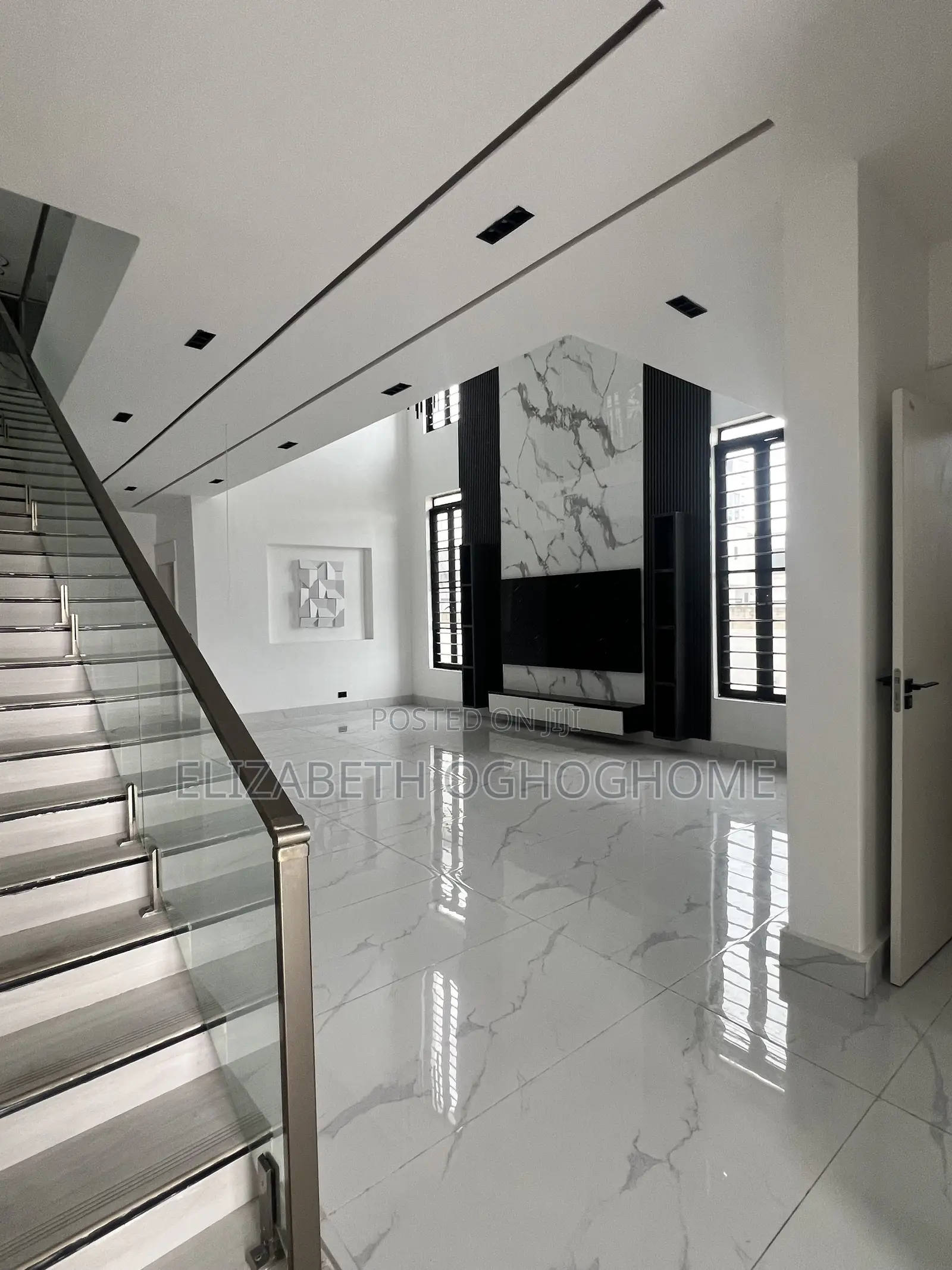 5bdrm Duplex in Chevron for sale in Chevron