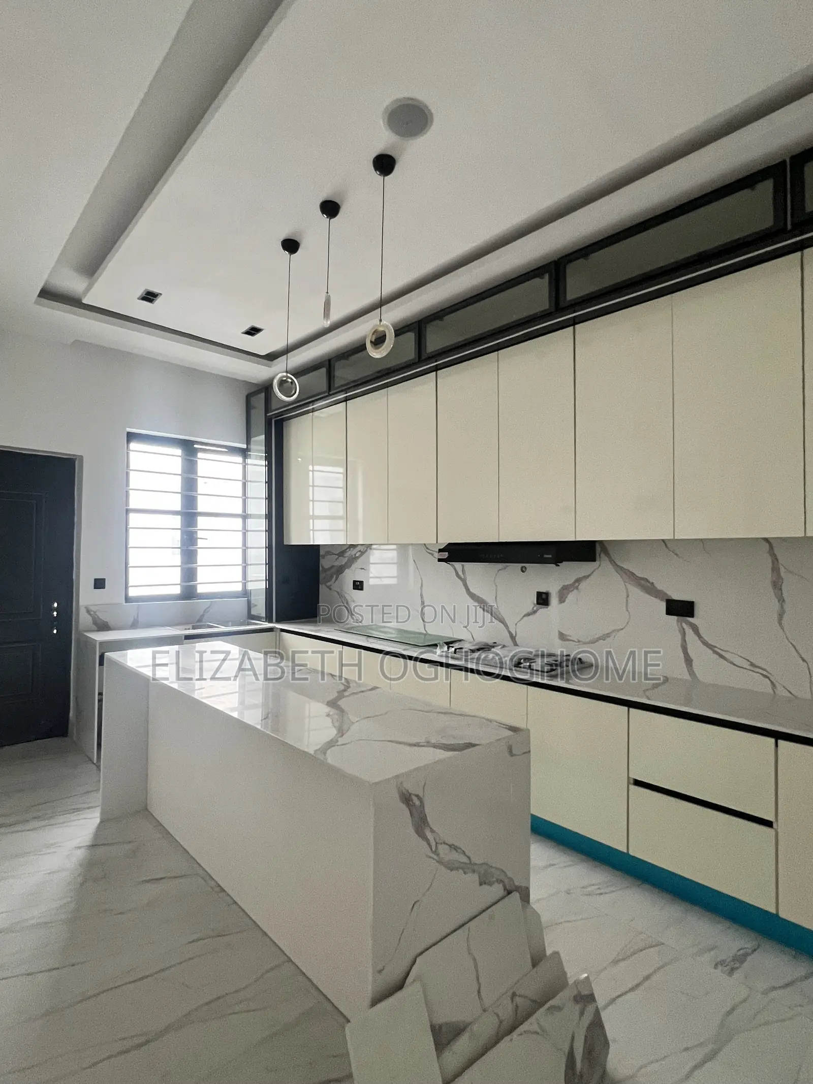 5bdrm Duplex in Chevron for sale in Chevron