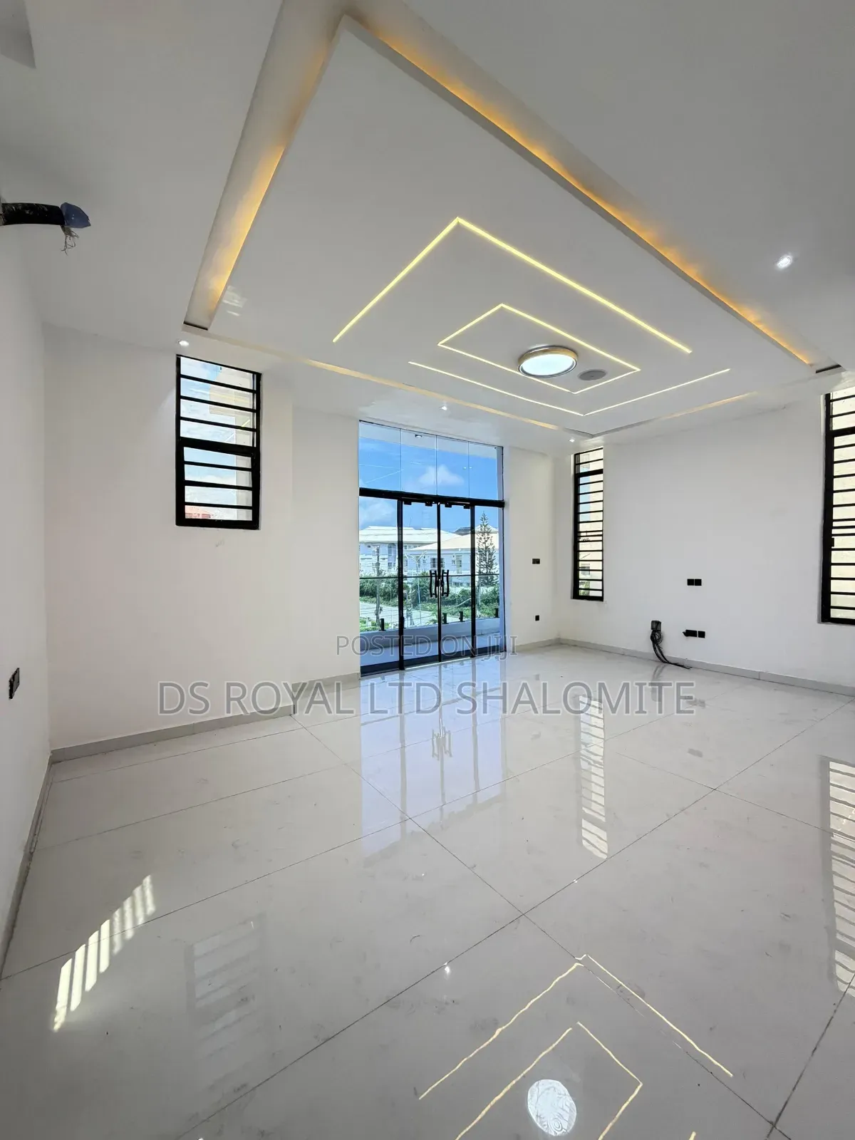 5bdrm Duplex in Ikota for sale in Ikota