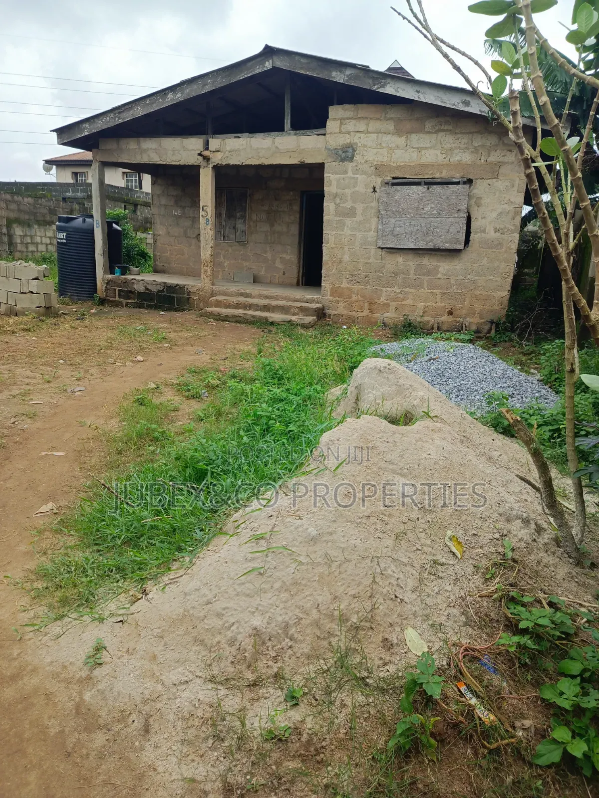 6bdrm Bungalow in Bayo Block Off Oju for sale in Ado-Odo/Ota