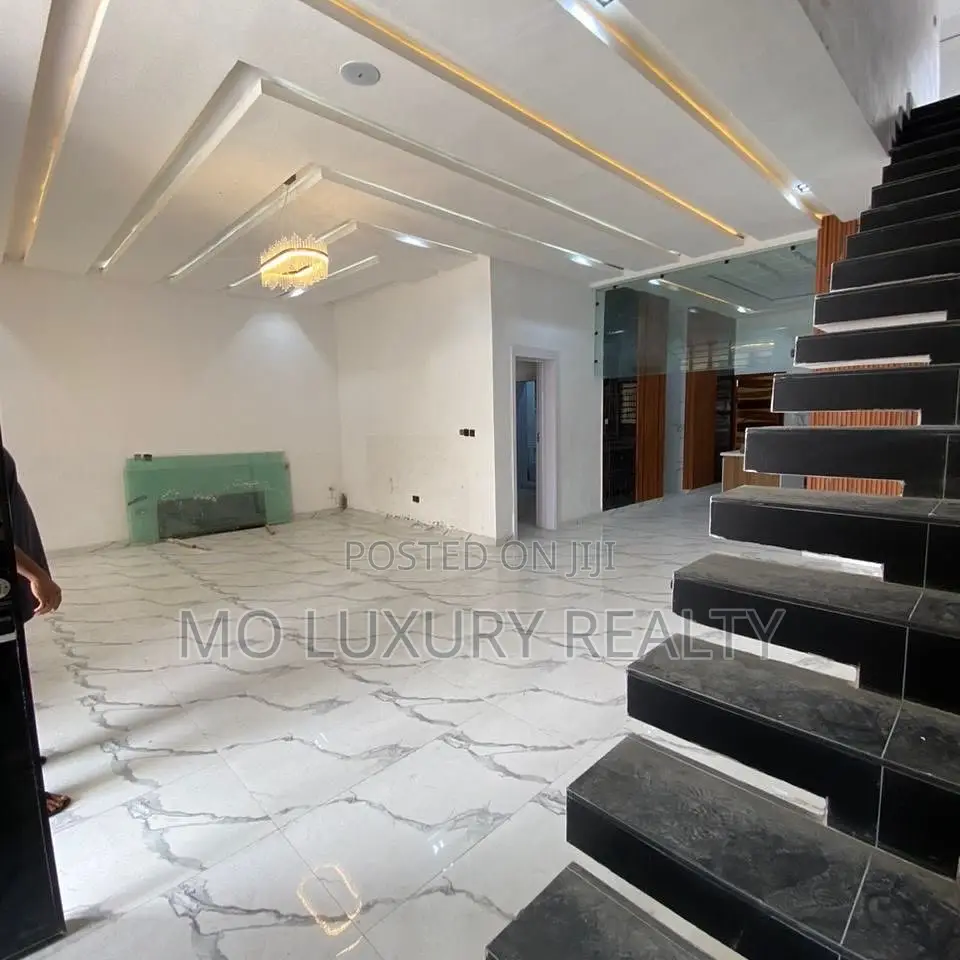 5bdrm Duplex in Chevron for rent in Chevron