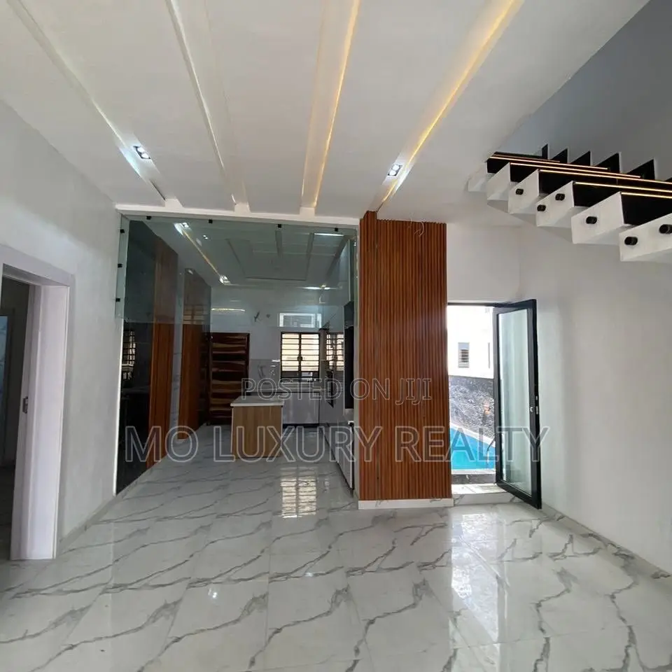 5bdrm Duplex in Chevron for rent in Chevron