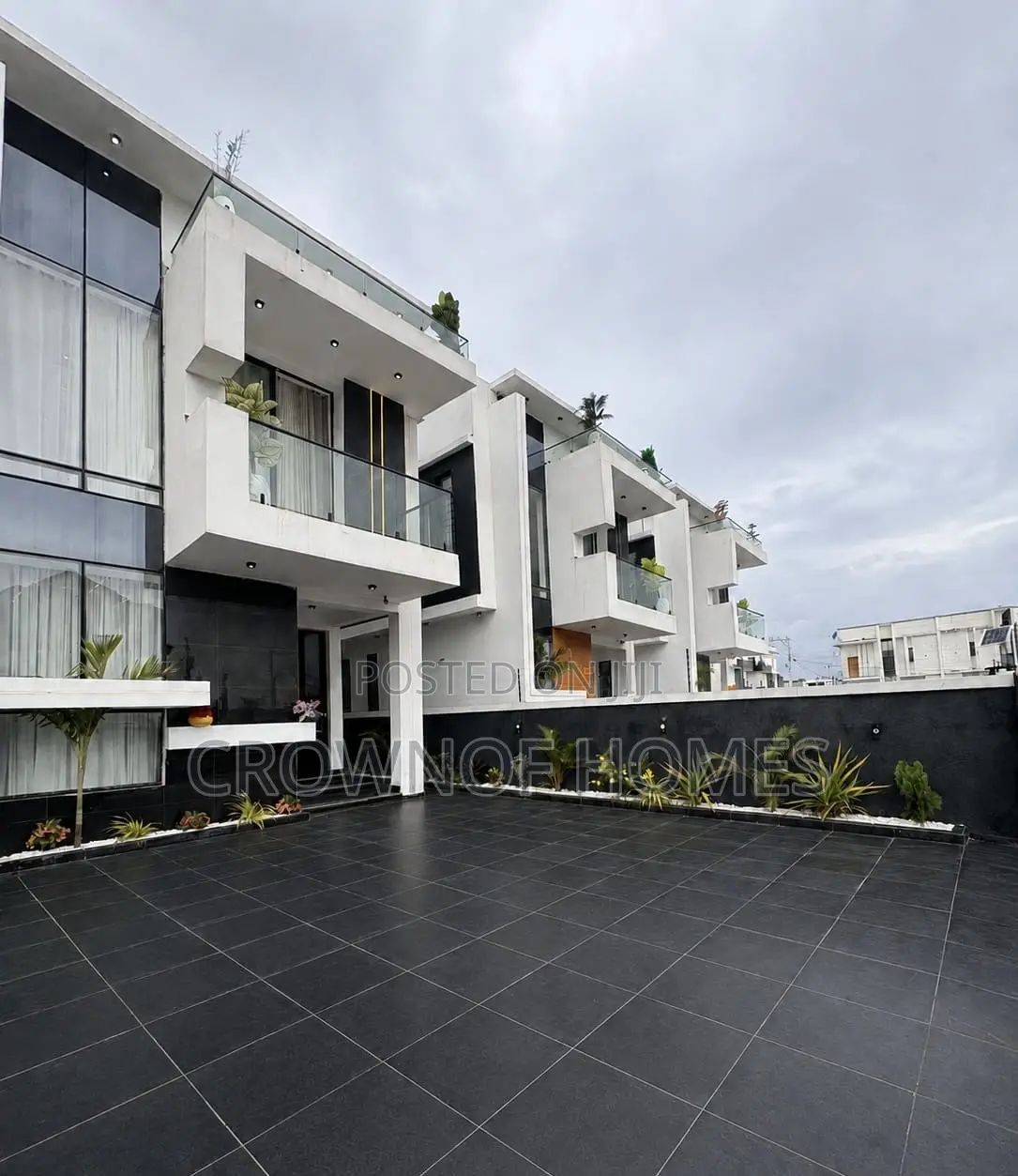 5bdrm Duplex in Ologolo for sale in Ologolo