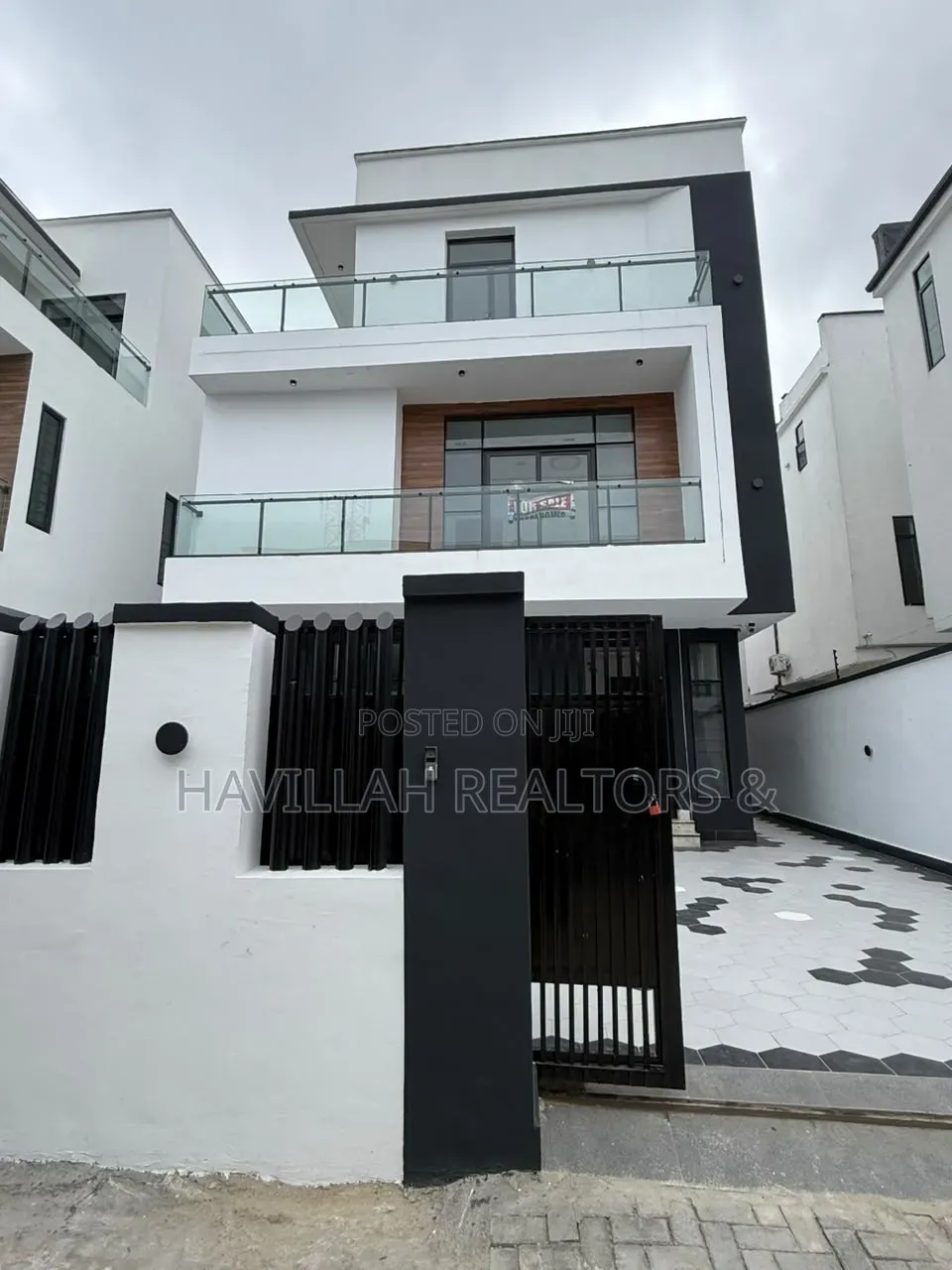5bdrm Duplex in Chevron for sale in Chevron