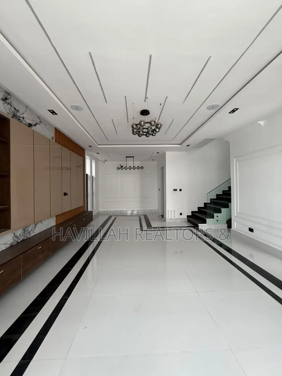 5bdrm Duplex in Chevron for sale in Chevron