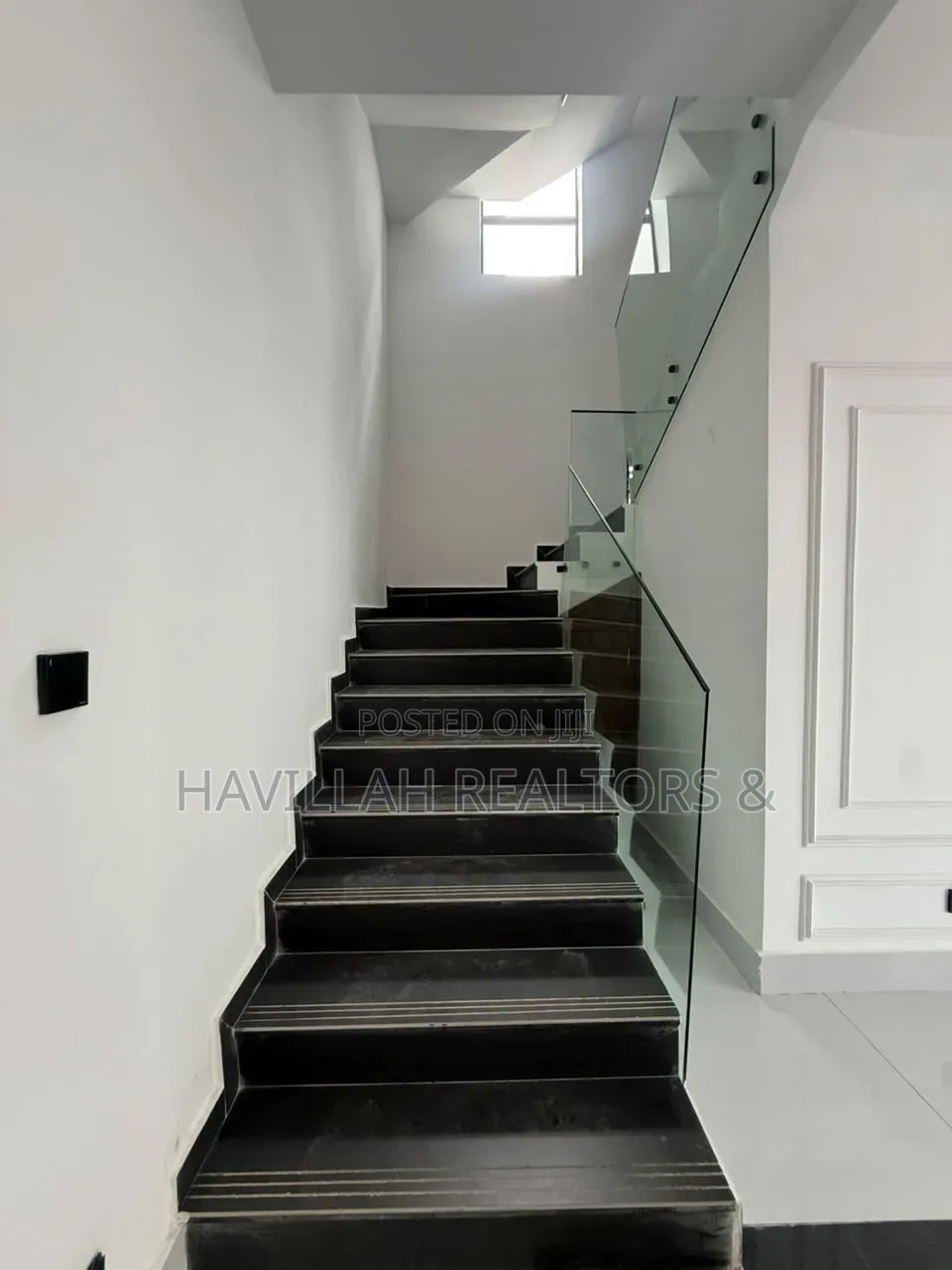 5bdrm Duplex in Chevron for sale in Chevron