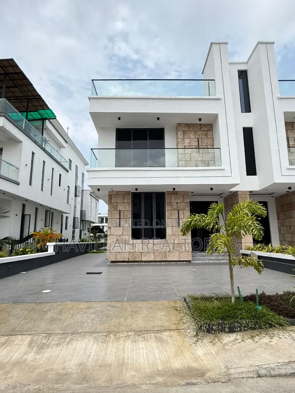 5bdrm Duplex in Ikate for sale in Ikate