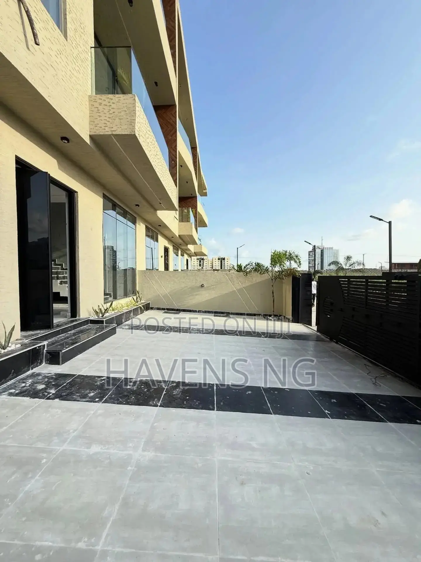 5bdrm Duplex in Lekki Phase 1 for sale in Lekki Phase 1