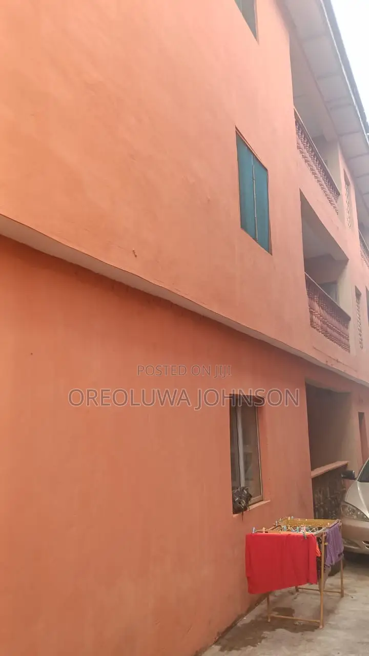 3bdrm Block of Flats in Iseri Olofin for sale in Iseri Olofin