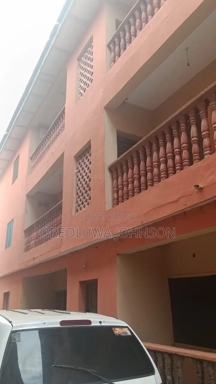 3bdrm Block of Flats in Iseri Olofin for sale in Iseri Olofin