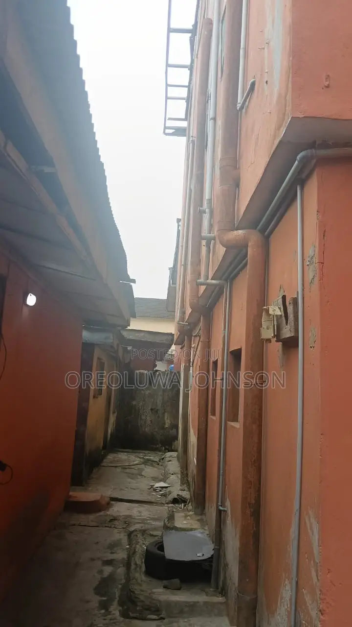3bdrm Block of Flats in Iseri Olofin for sale in Iseri Olofin