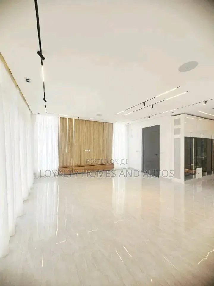 5bdrm House in Osapa london for sale in Osapa london
