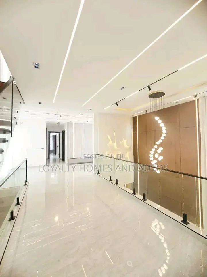5bdrm House in Osapa london for sale in Osapa london