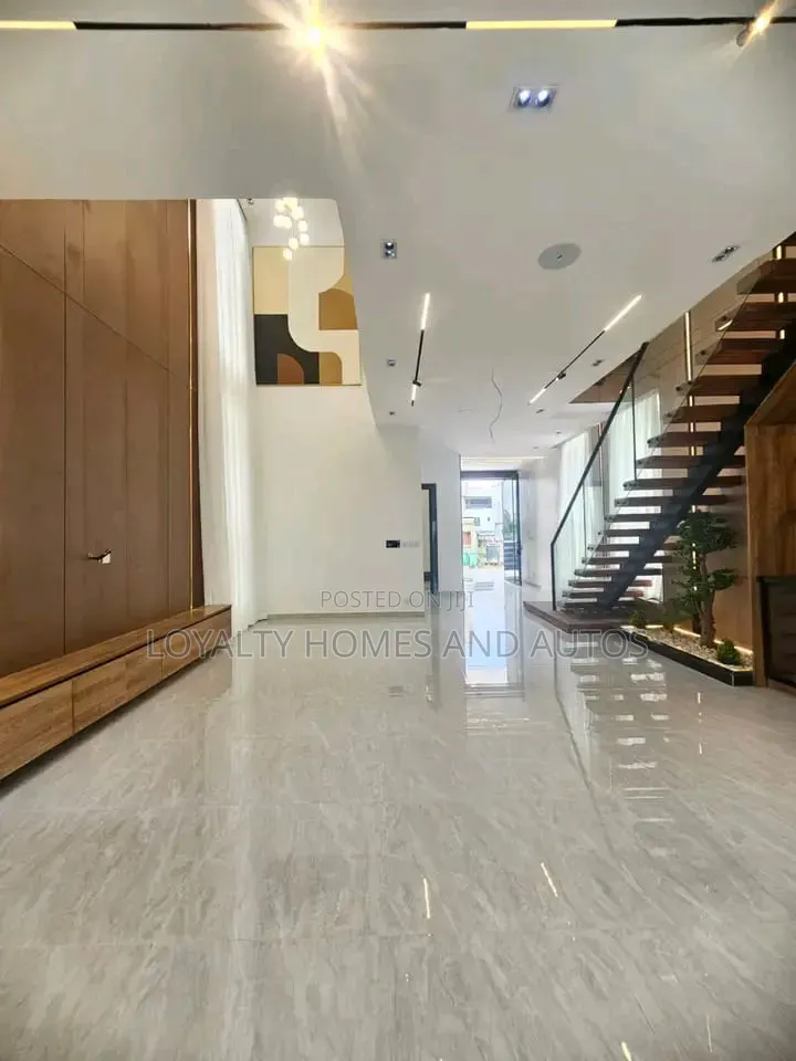5bdrm House in Osapa london for sale in Osapa london