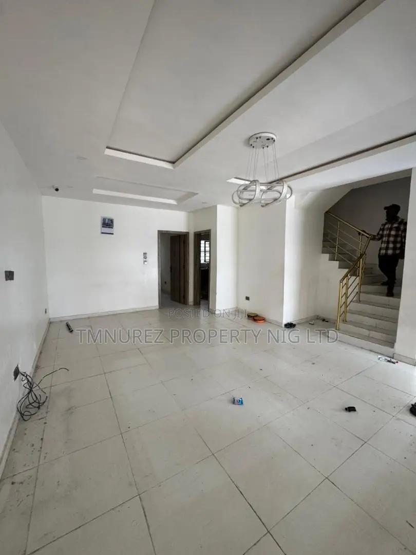 4bdrm Duplex in Chevron for rent in Chevron
