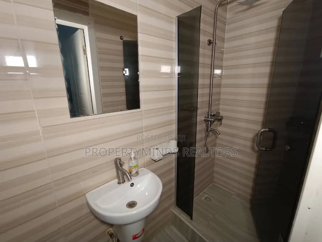 4bdrm Duplex in Chevron for sale in Chevron