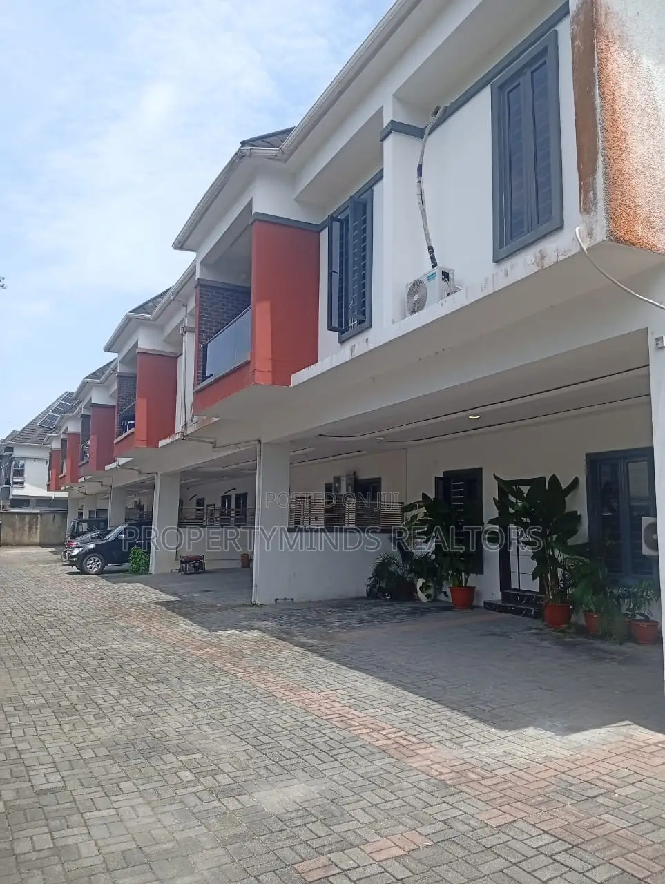 4bdrm Duplex in Chevron for sale in Chevron