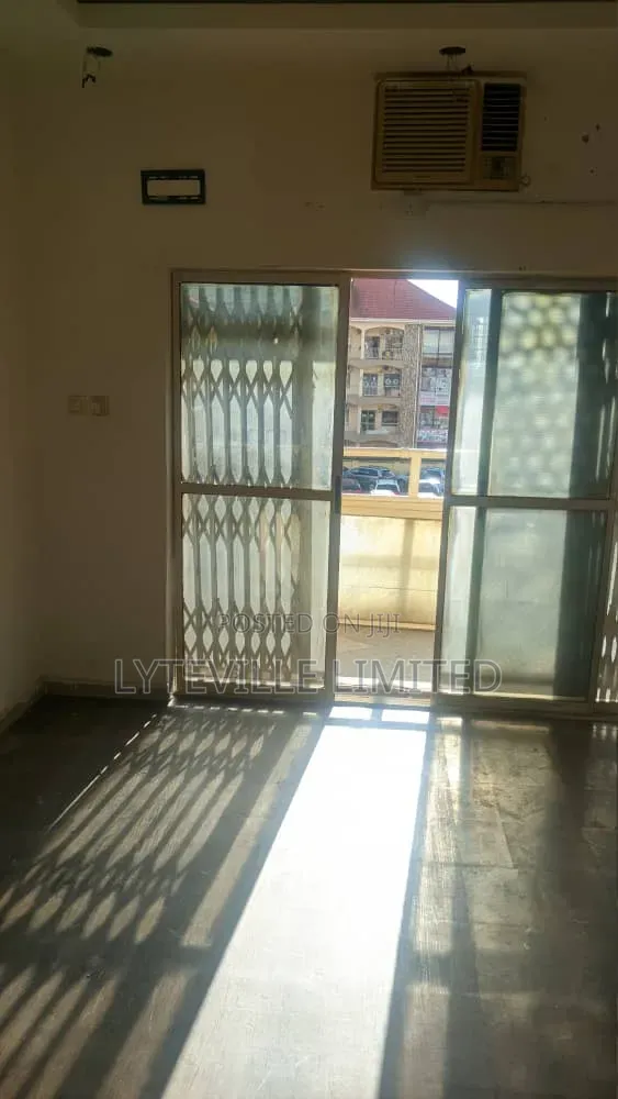 Office Space 20sqm in Utako