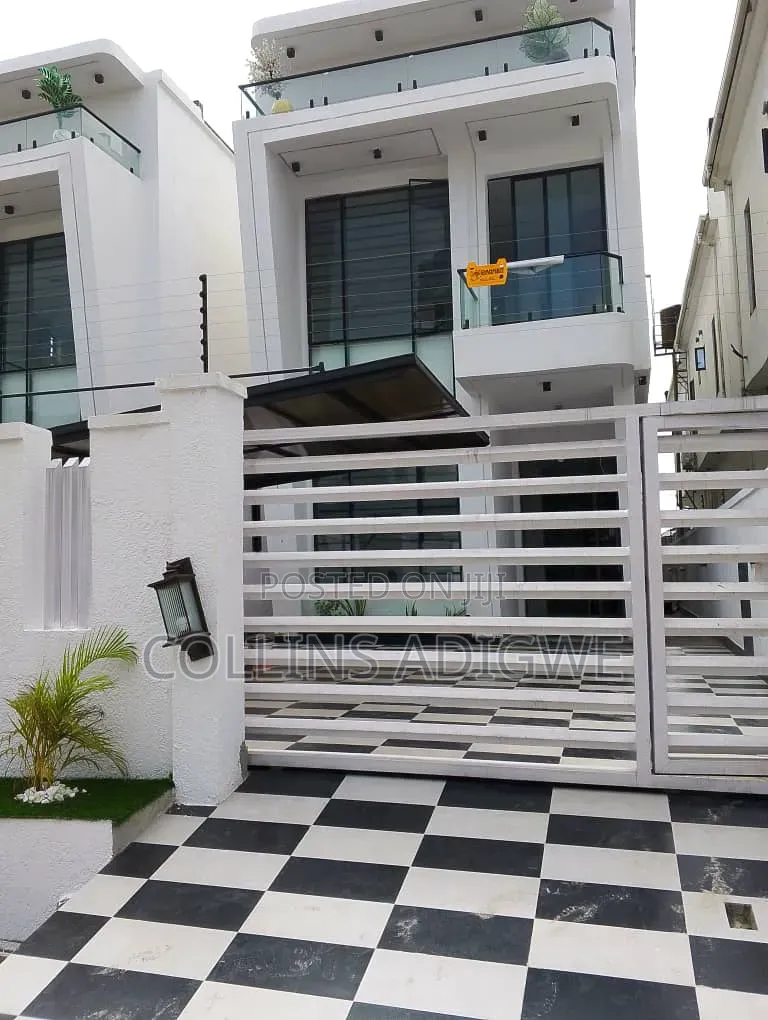 5bdrm Duplex in Behind Blenco for sale in Sangotedo
