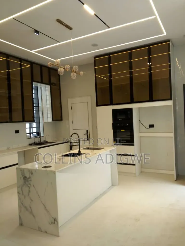 5bdrm Duplex in Behind Blenco for sale in Sangotedo