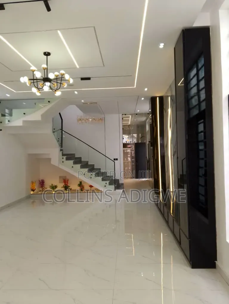 5bdrm Duplex in Behind Blenco for sale in Sangotedo