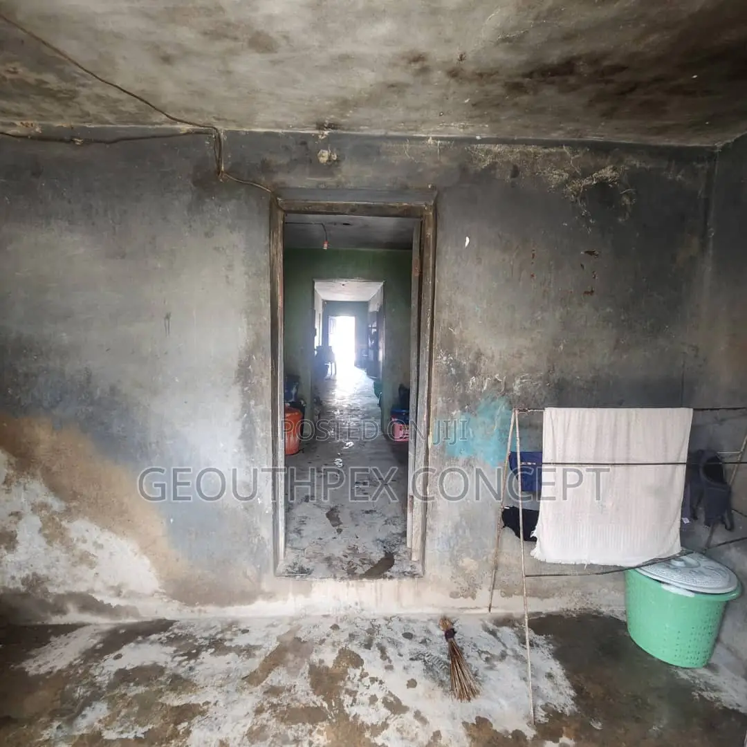 16bdrm House in Agbowo for sale in Agbowo