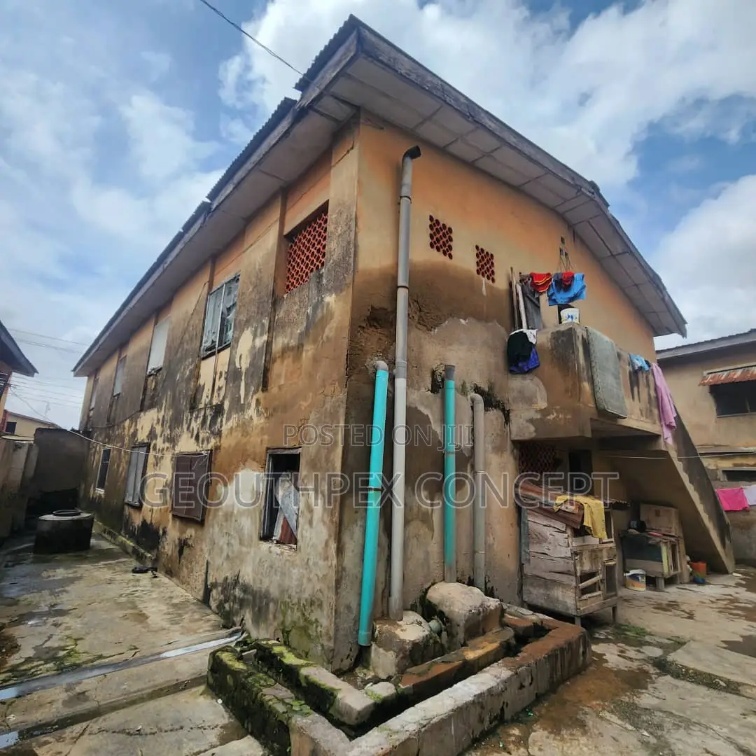 16bdrm House in Agbowo for sale in Agbowo