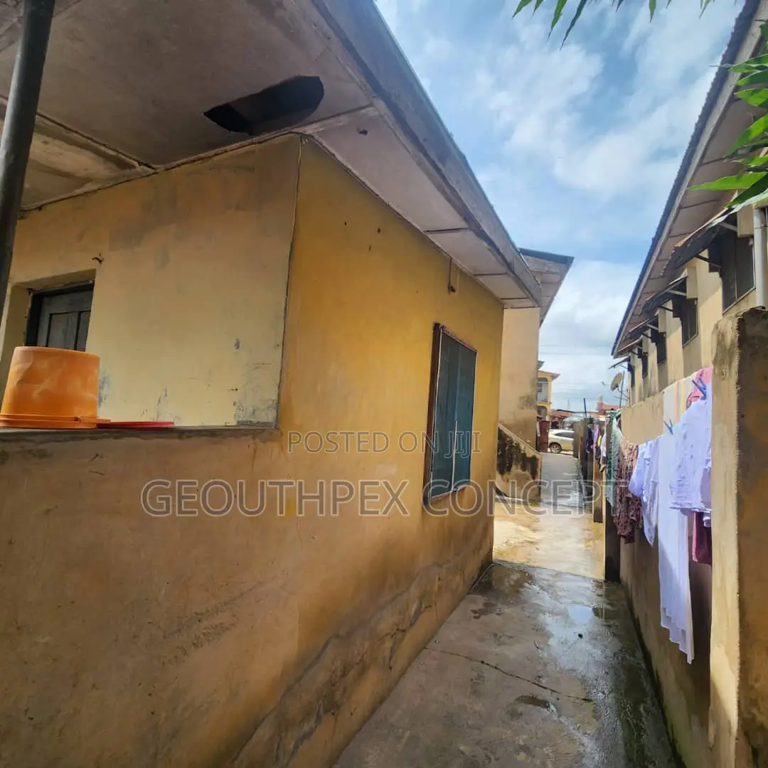 16bdrm House in Agbowo for sale in Agbowo