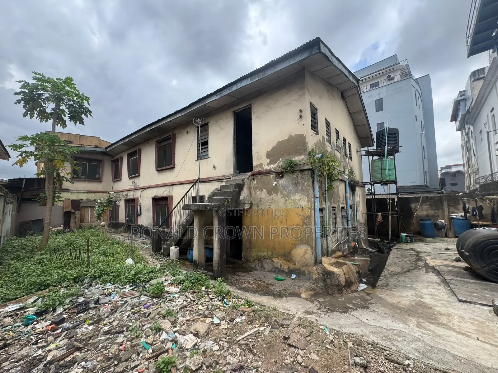 Land Measuring 482sqm With Demolishable Building at Ikeja in Adeniyi Jones