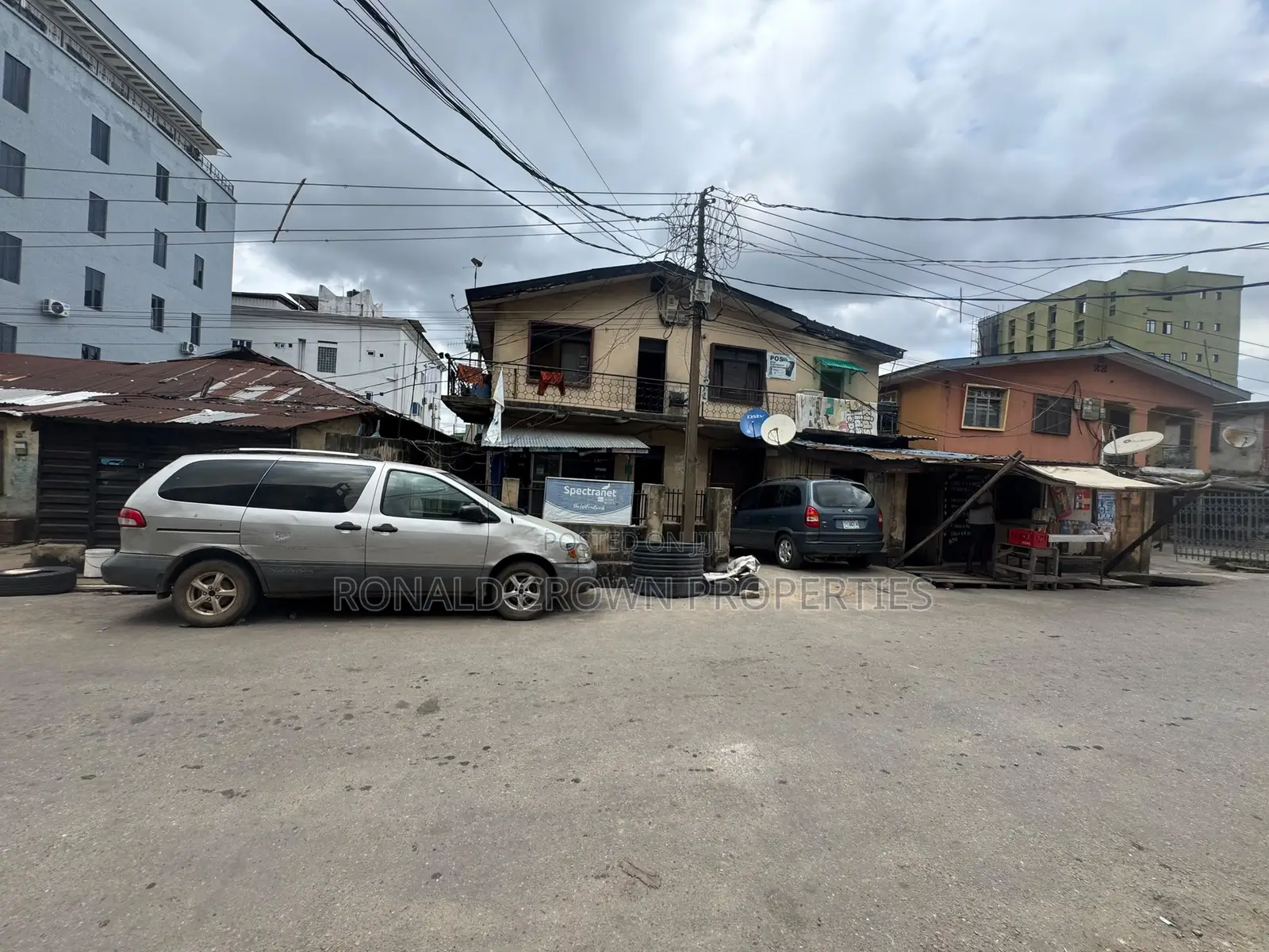 Land Measuring 482sqm With Demolishable Building at Ikeja in Adeniyi Jones