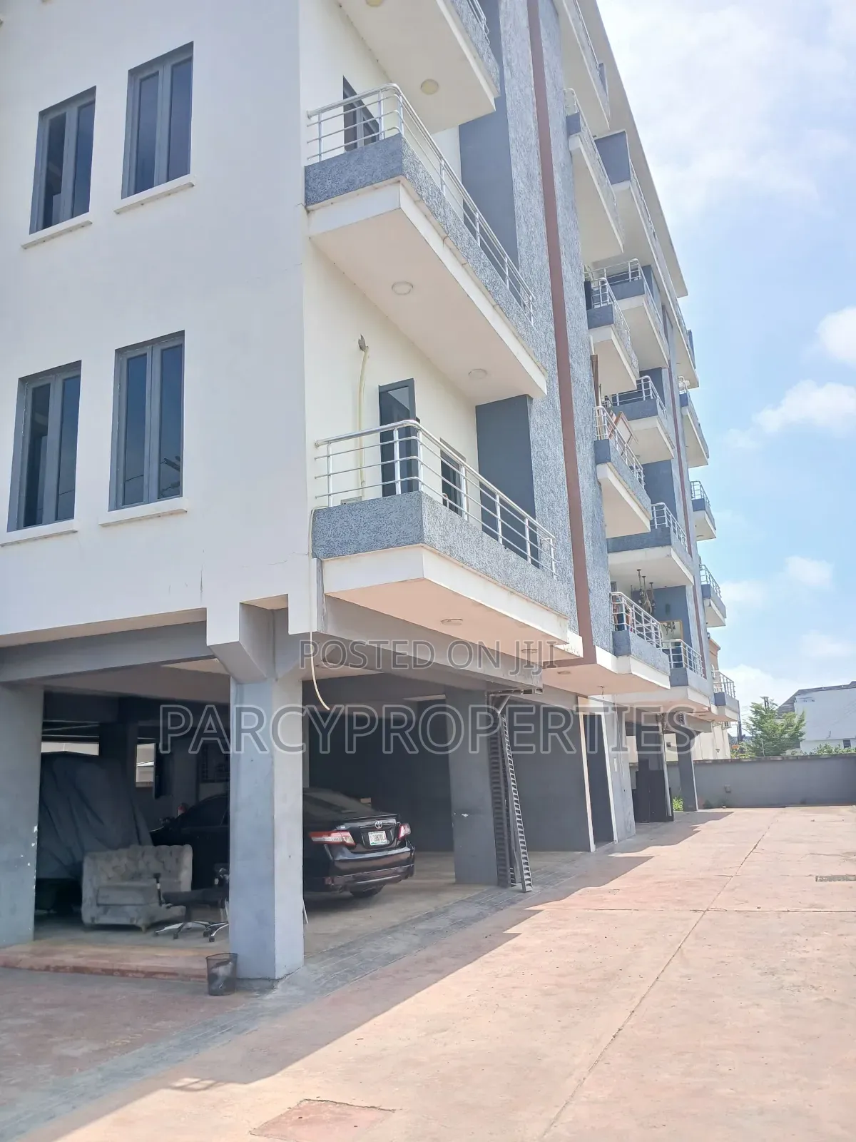 Furnished 2bdrm Penthouse in Lekki Phase 2 for sale in Lekki Phase 2