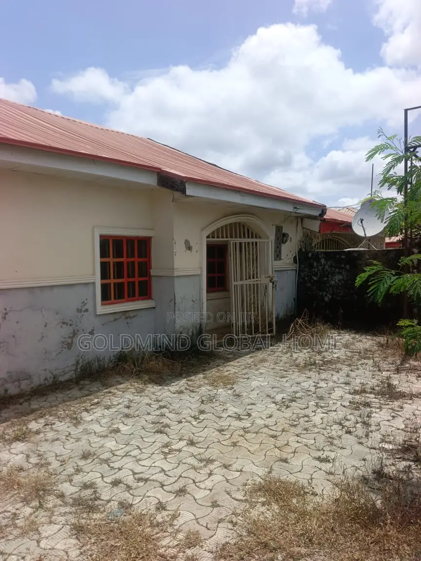 3bdrm Bungalow in Along Von Estate, FHA for sale in FHA