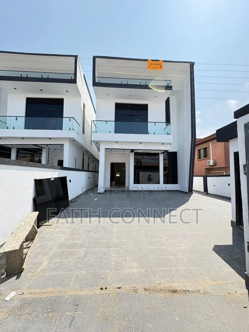 5bdrm Duplex in Ikota for sale in Ikota