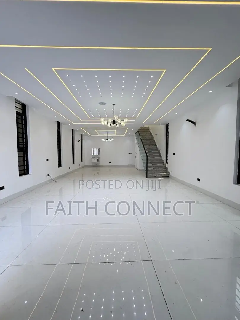 5bdrm Duplex in Ikota for sale in Ikota