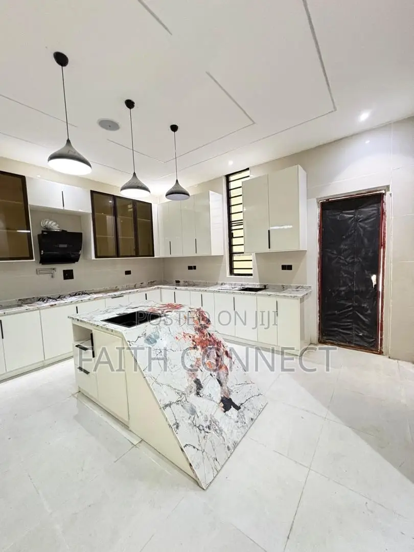 5bdrm Duplex in Ikota for sale in Ikota