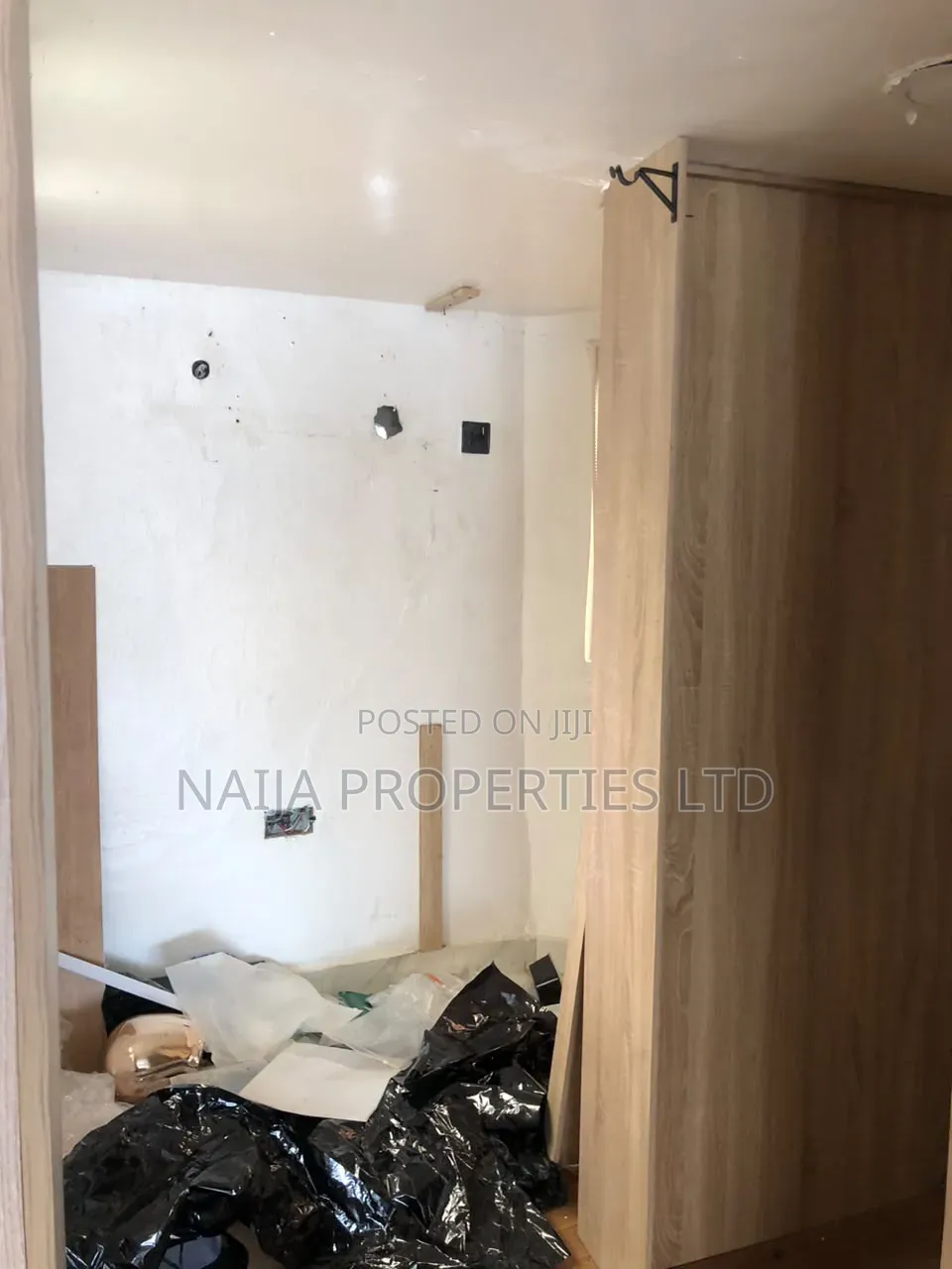Shop/Office Space on a Busy Rd at Lekki Phase 1 for Rent in Lekki Phase 1