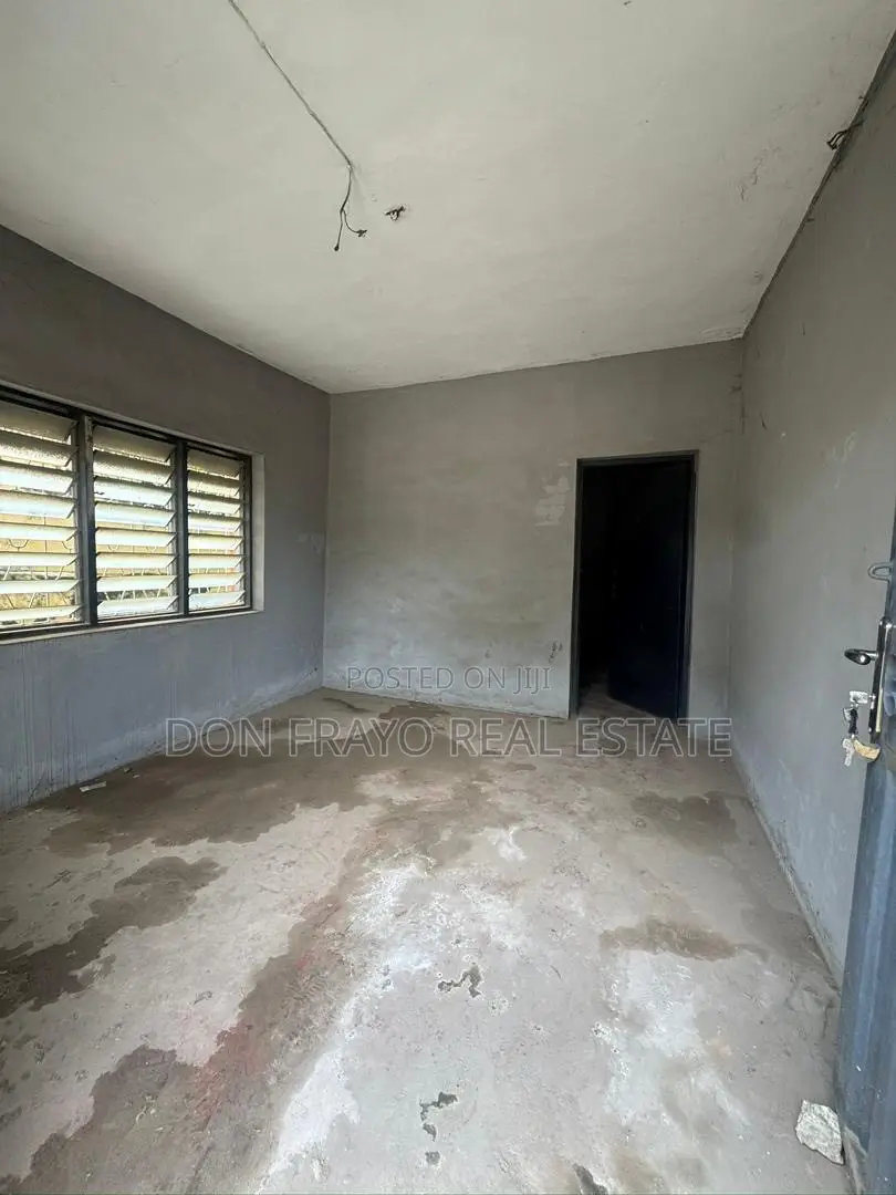 4 Room Office Space to Let Opposite Liberty Stadium Ring Road Ibadan in Rind Road