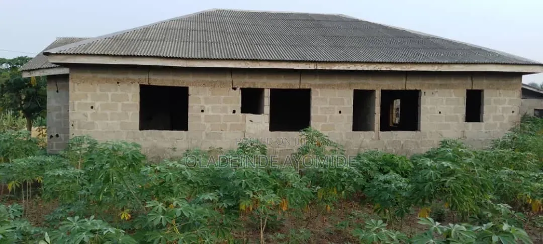 1bdrm Block of Flats in Age Mowo for sale in Age Mowo