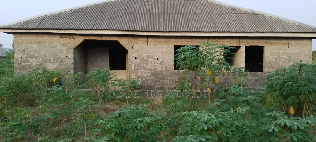1bdrm Block of Flats in Age Mowo for sale in Age Mowo
