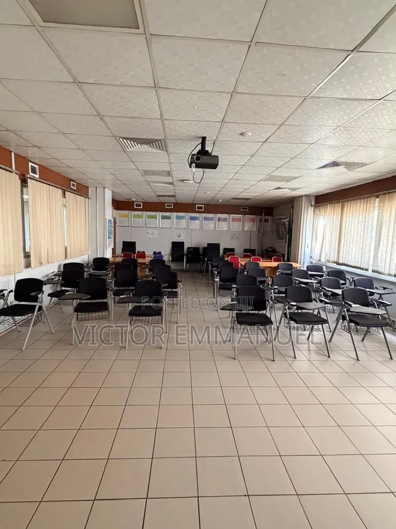 Commercial Building on 5 Floors Available in Ahmadu Bello Way