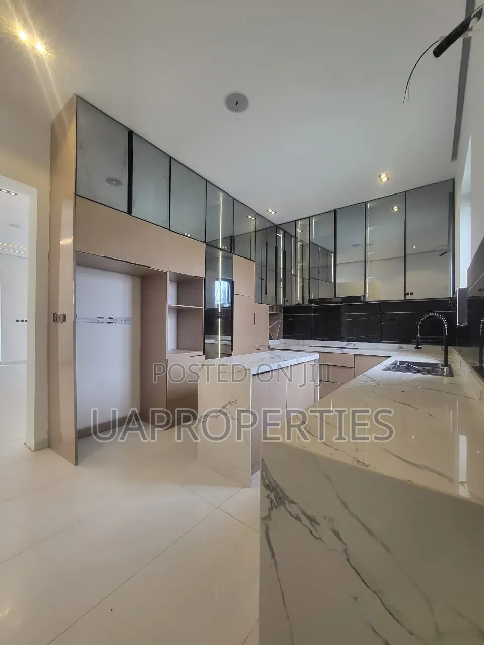 Furnished 5bdrm Duplex in Chevron for sale in Chevron
