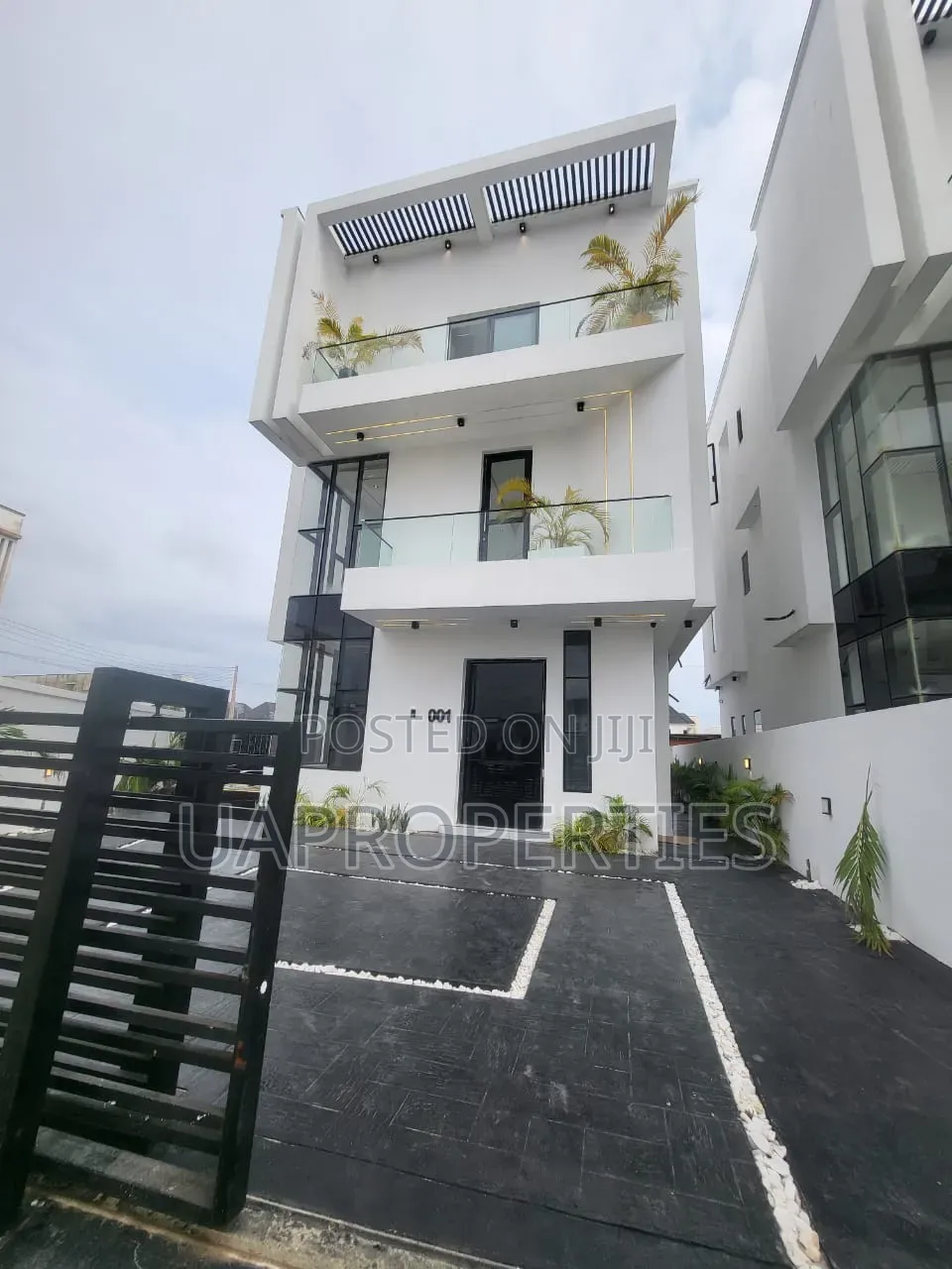 Furnished 5bdrm Duplex in Chevron for sale in Chevron