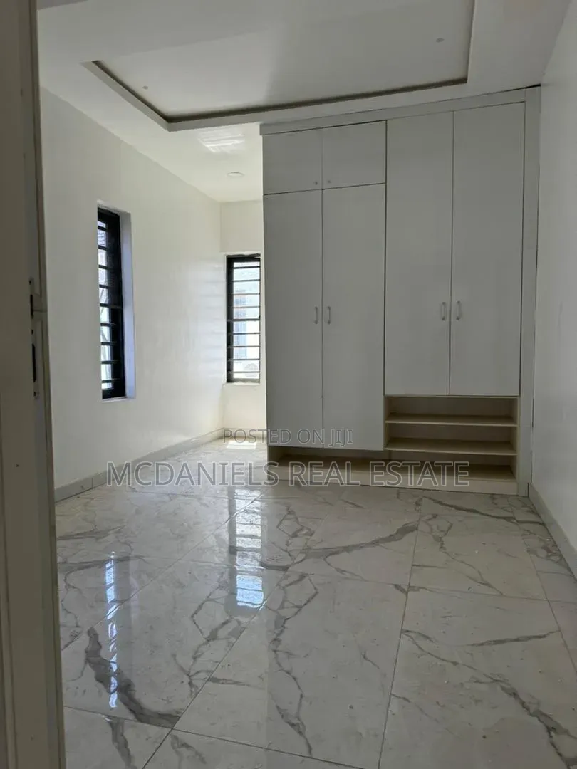 5bdrm Duplex in Lekki Phase 1 for sale in Lekki Phase 1