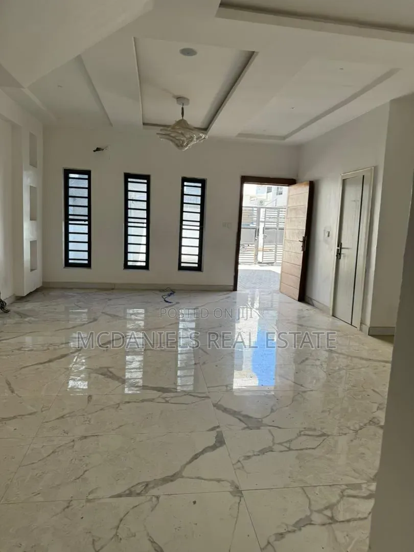 5bdrm Duplex in Lekki Phase 1 for sale in Lekki Phase 1